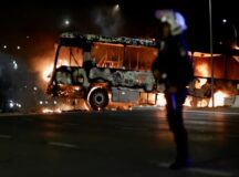 Ônibus incendiado em Brasília na noite desta segunda-feira (12). — Foto: Ueslei Marcelino/Reuters
