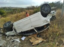 Homem capota veículo e morre em São Bento do Una, no Agreste. — Foto: WhatsApp