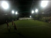 Jogadores correm após tiros serem disparados em campo de futebol society em Olinda — Foto: Reprodução/WhatsApp