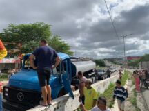 Acidente provocou congestionamento na BR-104 em Caruaru — Foto: Eduarda Cabral/g1 Caruaru