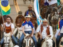 Raquel Lyra e Priscila Krause destacaram a importância da celebração da Missa do Vaqueiro, que é um dos principais eventos que ocorrem no Sertão pernambucano - FOTO: Miva Filho/Secom