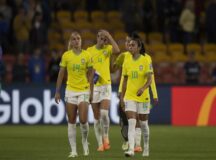 Marta e demais jogadoras do Brasil, logo após a derrota para a França: classificação em perigo na Copa Feminina — Foto: Thais Magalhães/CBF