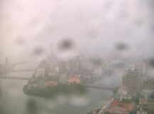 Vista do Centro do Recife com chuva nesta manhã de terça-feira (2) — Foto: Reprodução/TV Globo
