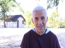 Padre Airton Freire em frente à 'casinha' — Foto: Reprodução/Instagram