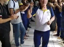 VÍDEO: Com corredor de aplausos, alunos se despedem do professor Aldo Vital em seu último dia trabalho na Escola Estadual Professor Donino em Belo Jardim