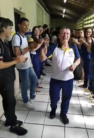 VÍDEO: Com corredor de aplausos, alunos se despedem do professor Aldo Vital em seu último dia trabalho na Escola Estadual Professor Donino em Belo Jardim