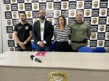 Coletiva na sede da Dinter 1, Caruaru, sobre o caso do homicídio de Michael Maicon. Na foto, da esquerda para a direita: Delegado Alyson Xavier, Delegado Marcelo Francisco, Delegada Luciana Almeida e o Tenente-Coronel Wagner Menezes | Foto: Érika Brito, Portal BJ1 Notícias.