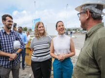 Governadora Raquel Lyra cumprimenta trabalhadores na obra do Hospital da Mulher do Agreste. Foto: Janaína Pepeu/Secom