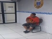 Foto: reprodução/print | Homem detido por suspeita de furto toca violão na delegacia de Arcoverde.