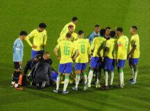 Jogadores da Seleção em volta de Neymar, lesionado, no campo — Foto: Bruno Cassucci/ge