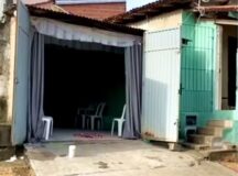 Casa onde mãe e filho foram mortos após imóvel ser invadido por grupo armado em Eunápolis — Foto: Site Via 41