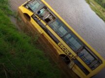 Ônibus escolar tombou em açude em Serra Talhada — Foto: Reprodução/Blog Júnior Campos