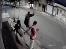 Assaltante dá 'voadora' em vítima em Caruaru