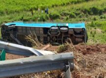 Ônibus de viagem tombou em Gameleira e uma mulher morreu — Foto: Divulgação/PRF