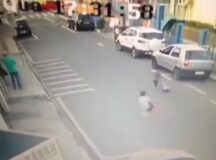 Crianças de 3 anos escapam correndo de creche em Balneário Camboriú; VÍDEO