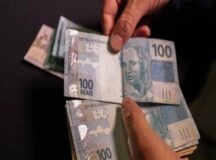 Imagem de pessoa contando dinheiro. Lula oficializou, por meio de decreto publicado no DOU nesta terça-feira (31), o novo valor do salário mínimo, que passará a ser de R$ 1.518, 00 a partir de 1º de janeiro de 2025 - © Marcello Casal JrAgência Brasil